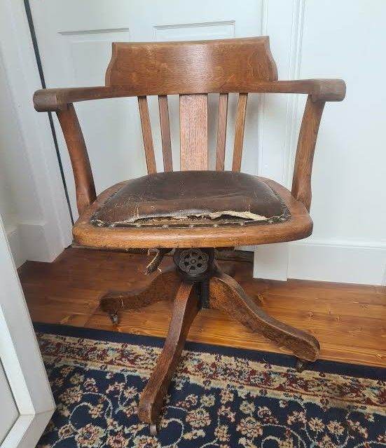 Antique swivel captains chair (1900s)