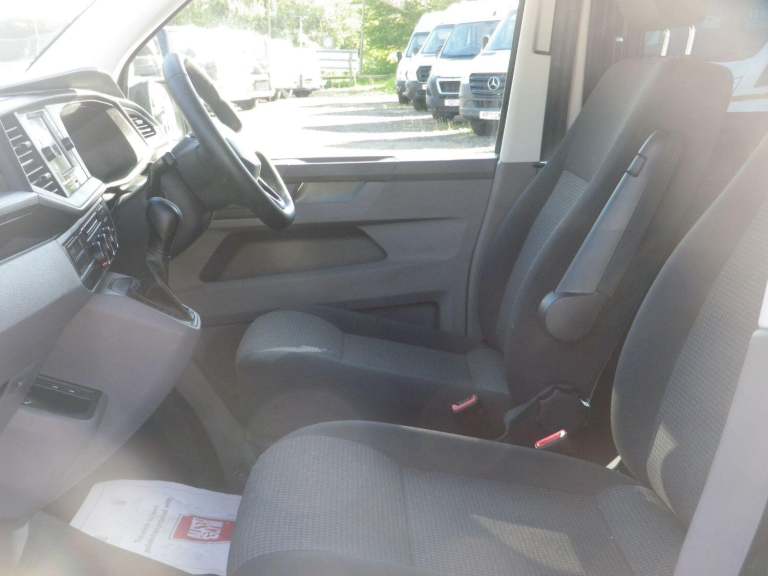 VOLKSWAGEN TRANSPORTER 2.0 TDI T32 Kombi Startline DSG Auto with VW Towbar in