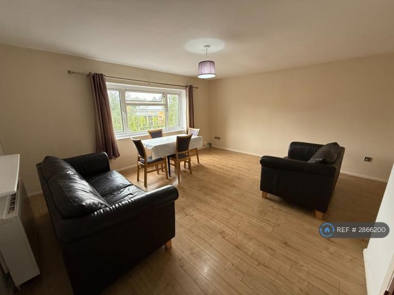 2 bedroom flat in Knighton Road, Leicester, LE2 (2 bed) (#2866200)