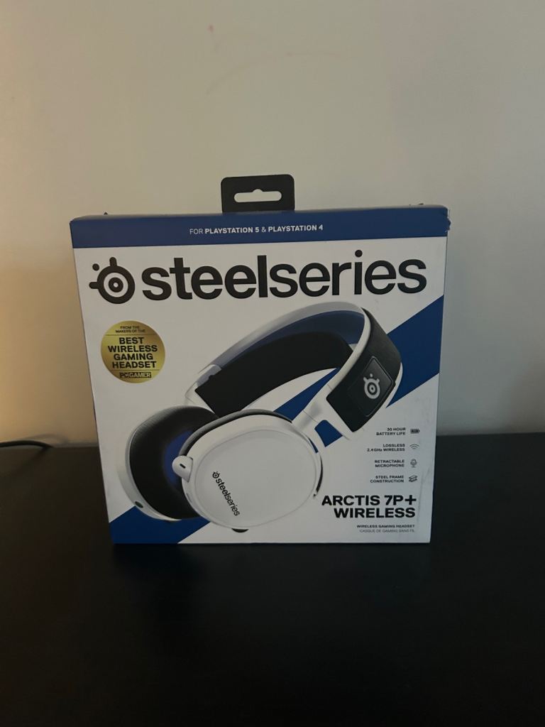 White steelseries arctis 7P+ wireless gaming headset 