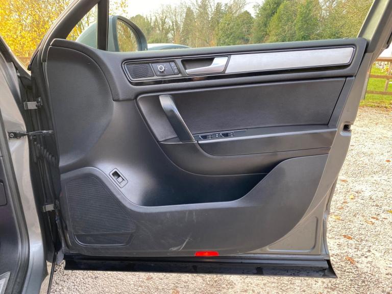 2014 Volkswagen Touareg 3.0 TDI V6 BlueMotion Tech R-Line Tiptronic 4WD Euro 5 (s/s) 5dr ESTATE D...