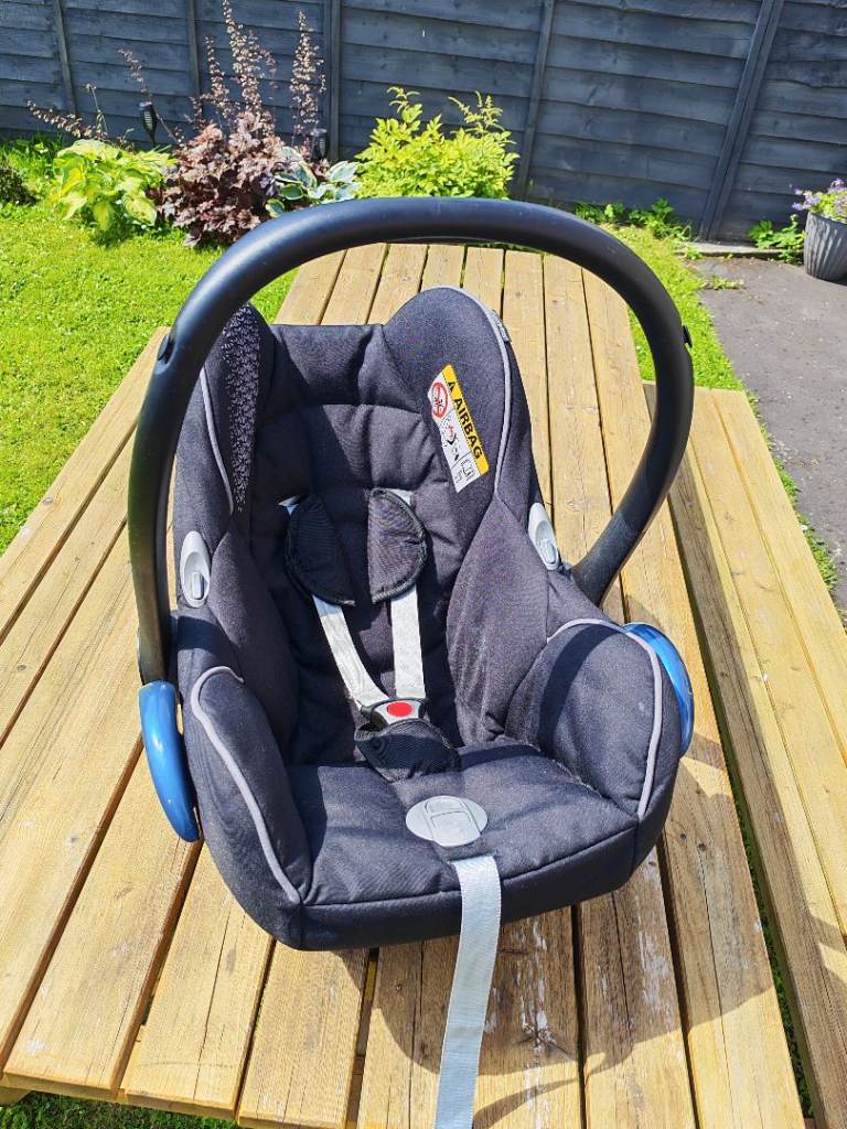 Maxi-Cosi Baby Car Seat with Isofix Base – Good Condition