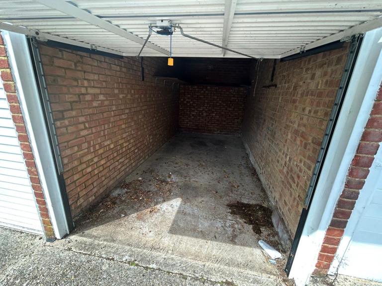 Garage to Rent in NorthFinchley
