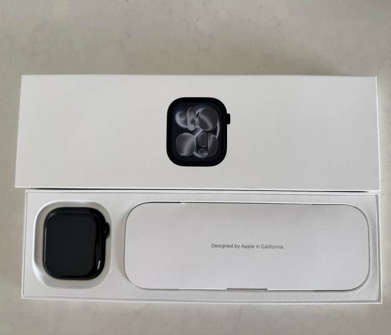 MINT CONDITION APPLE WATCH SERIES 11 GPS 46MM AND STRAPS (CURRENT MODEL)