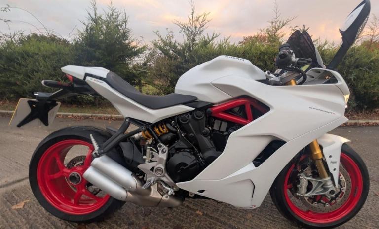 2017 67 DUCATI SUPERSPORT S 937 WHITE 6k MLS STUNNING SUPER SPORT 955 PANIGALE
