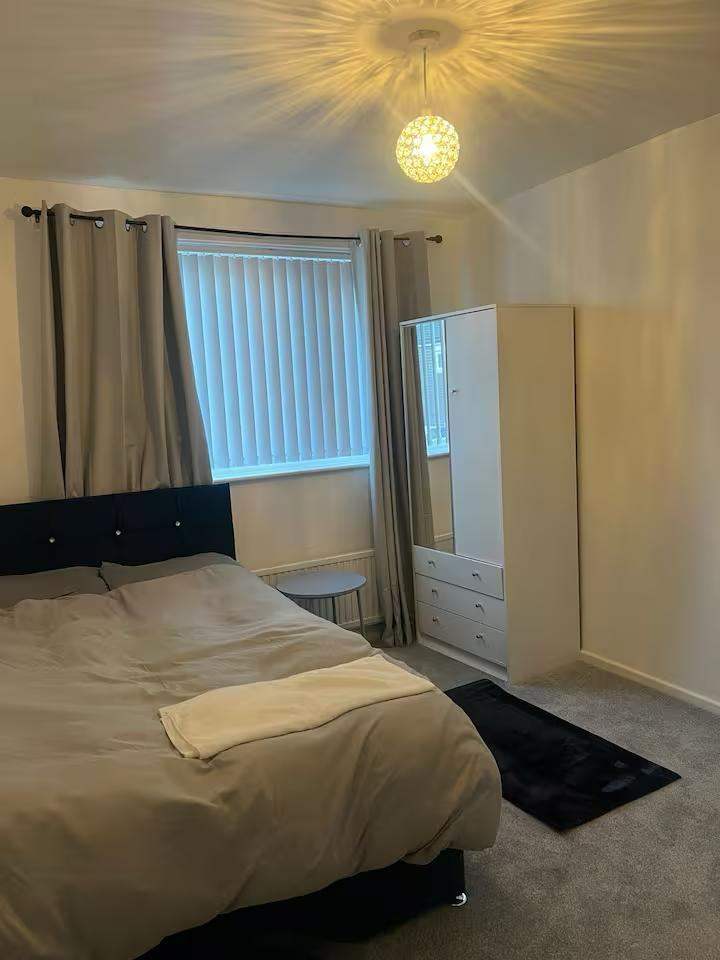 Spacious and Cosy Single Room for Rent in - M12 4FT