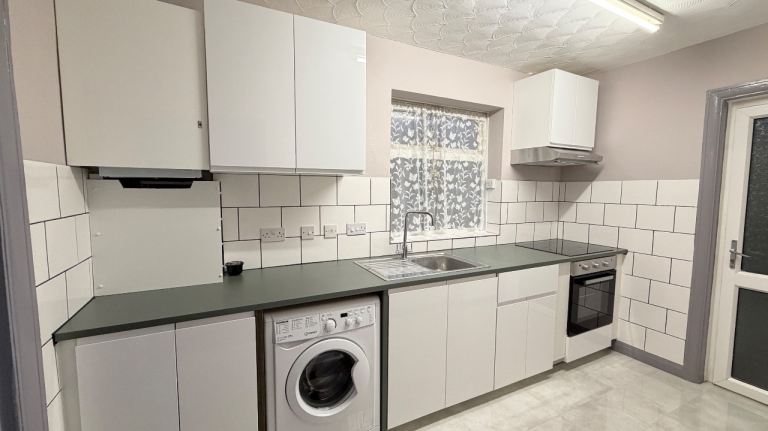 Semi Detached House To Let Nr Southampton General Hospital 