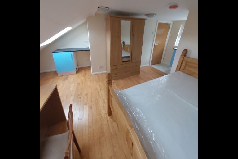 One en-suite Room in a Shared House, CF24 4DF, available immediately