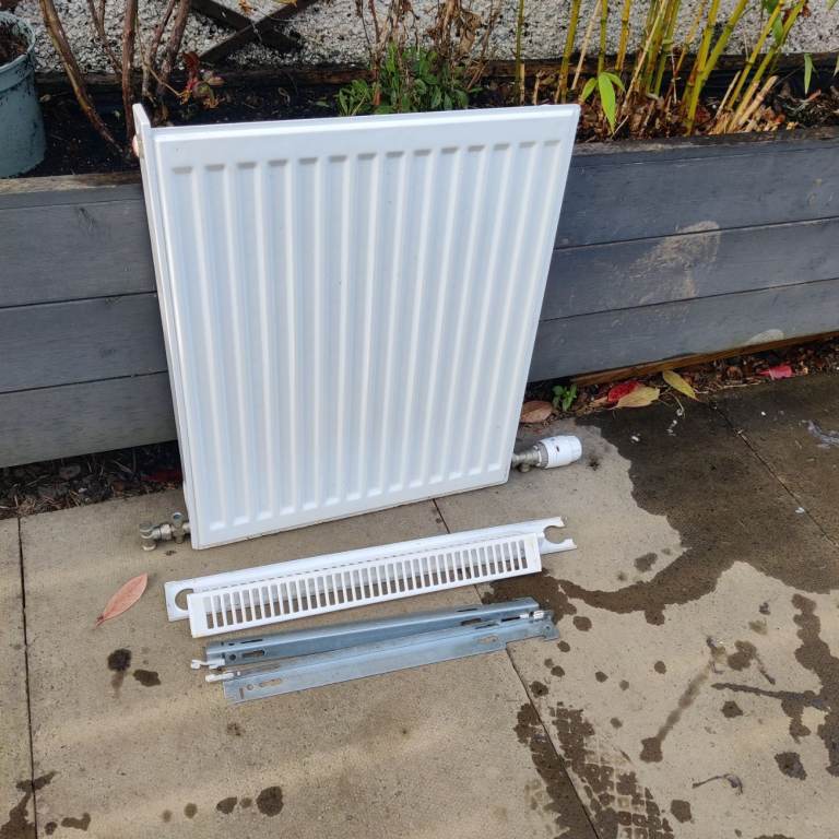 Double Panel Convector Radiator (Type 22) - 600x500mm + Valves & Brackets