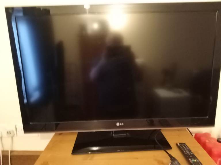 LG Flat Screen TV with Remote – Good Condition