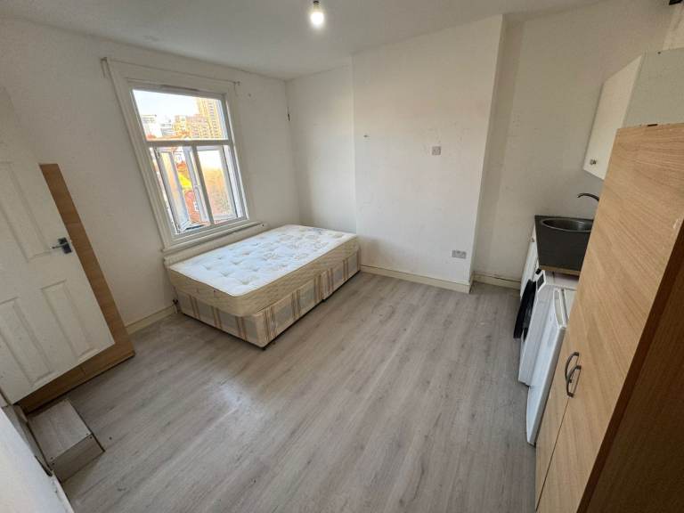 Furnished studio Flat to rent in Wembley (HA9)