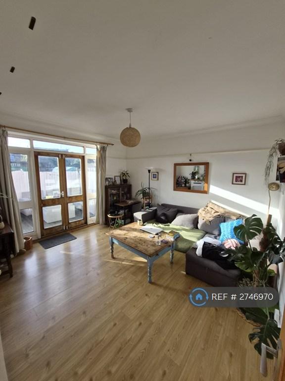 2 bedroom flat in Mannock Road, London, N22 (2 bed) (#2746970)
