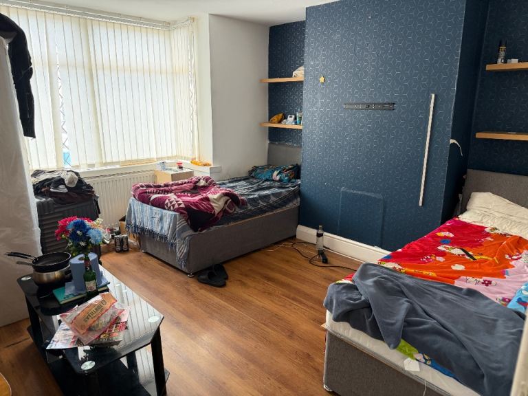 1 bed available in 3 bed house 