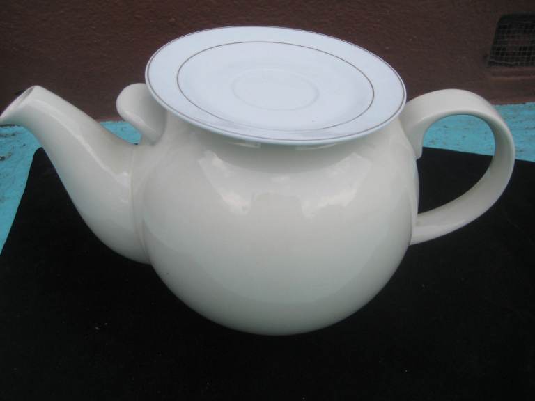 Brand New London Pottery Globe Extra Large 10 Cup Teapot with Possible Substitute Lid for £5.00