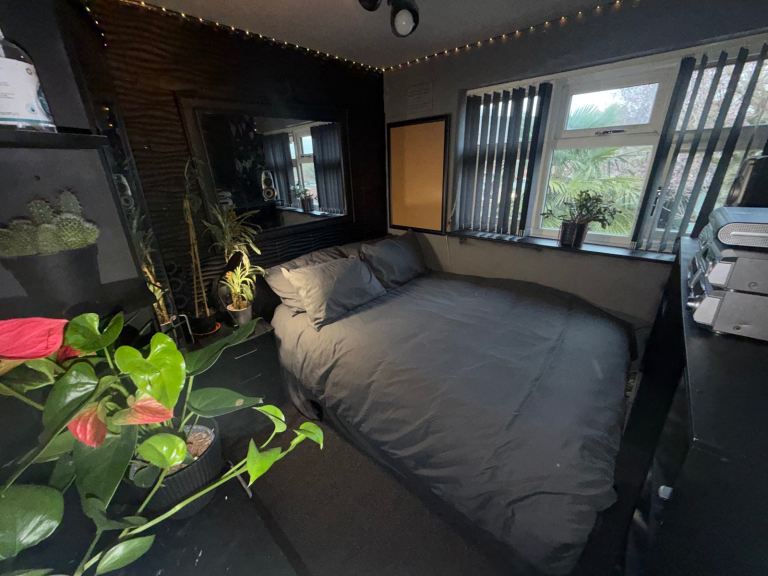 Double Room – £550 Bills Included – 5 Min Metrolink – Friendly LGBTQA+ Home with Dogs 🌈