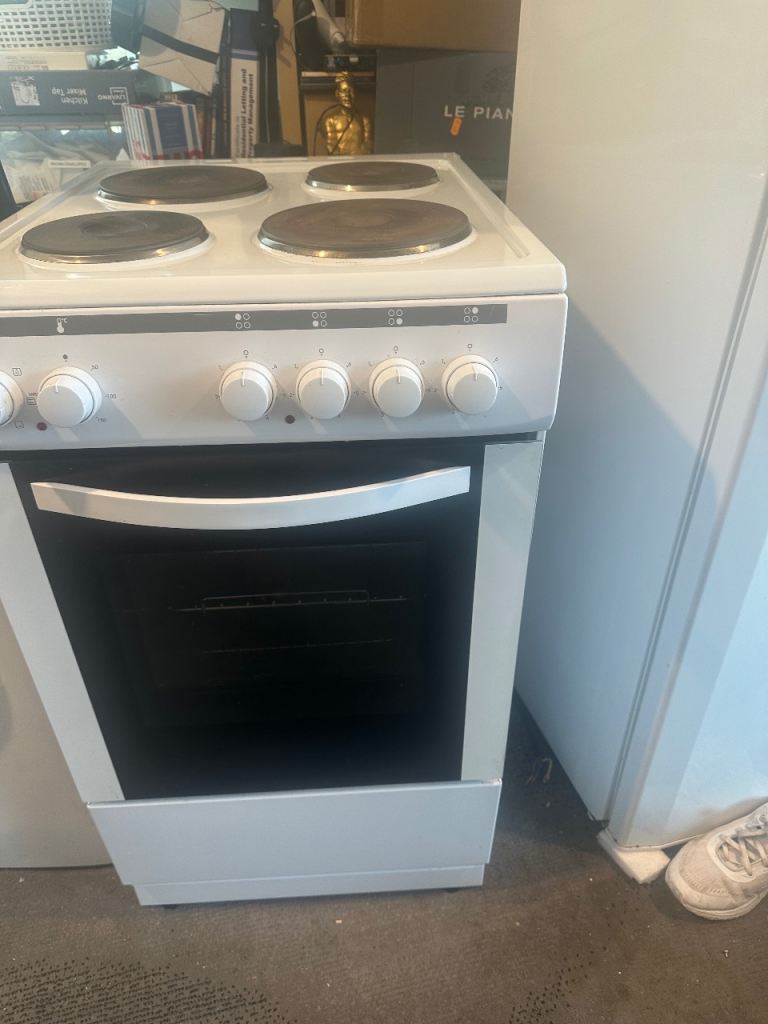 White Freestanding Electric Cooker with Oven and Hob