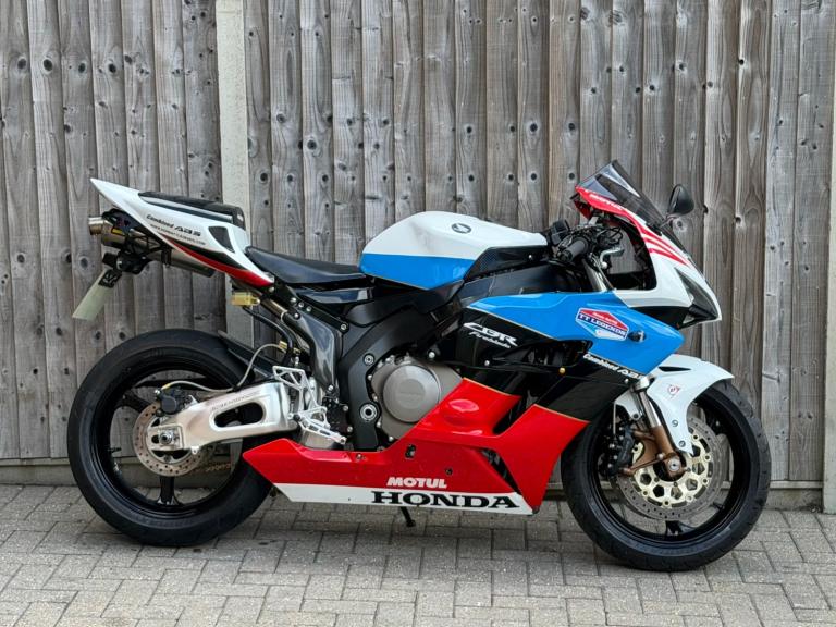 HONDA CBR 1000 RR FIREBLADE 2006 (06) SUPER SPORT + TT LEGENDS REPLICA