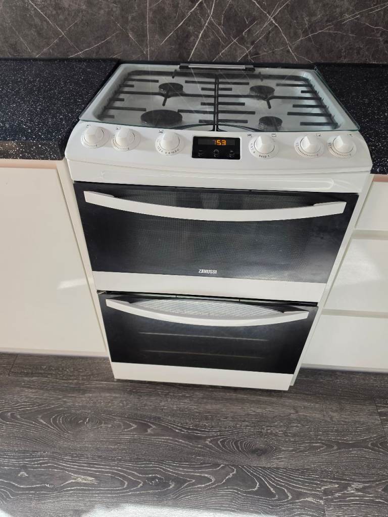 Zanussi Freestanding Double Oven Gas Cooker – White, Good Condition