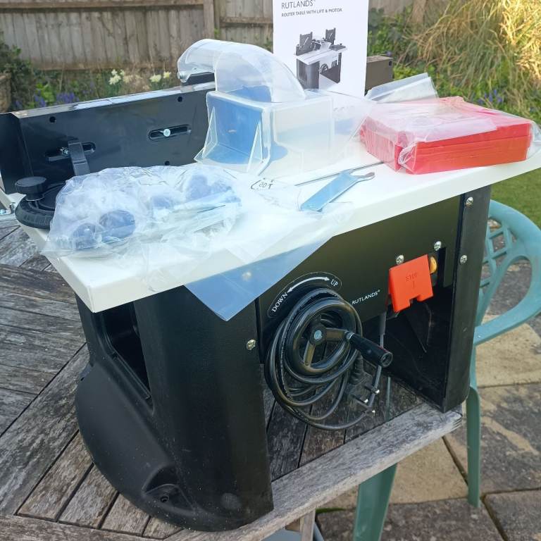 Router table with lift and motor