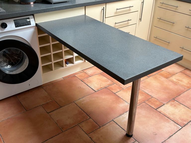 Kitchen quartz Breakfast Bar / Table with Chrome Leg – Good Condition