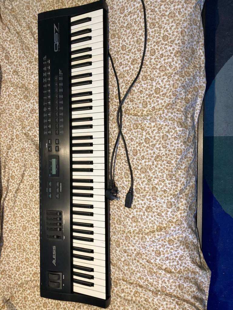 Alesis QS7 Keyboard Synthesiser 