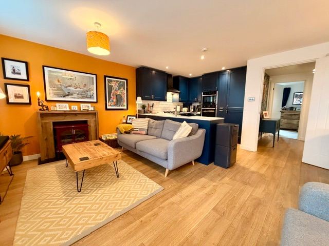 Refurbished 2 Bedroom Ground Floor Flat with Private Decking | EPC B | Leith | £1,600 pcm