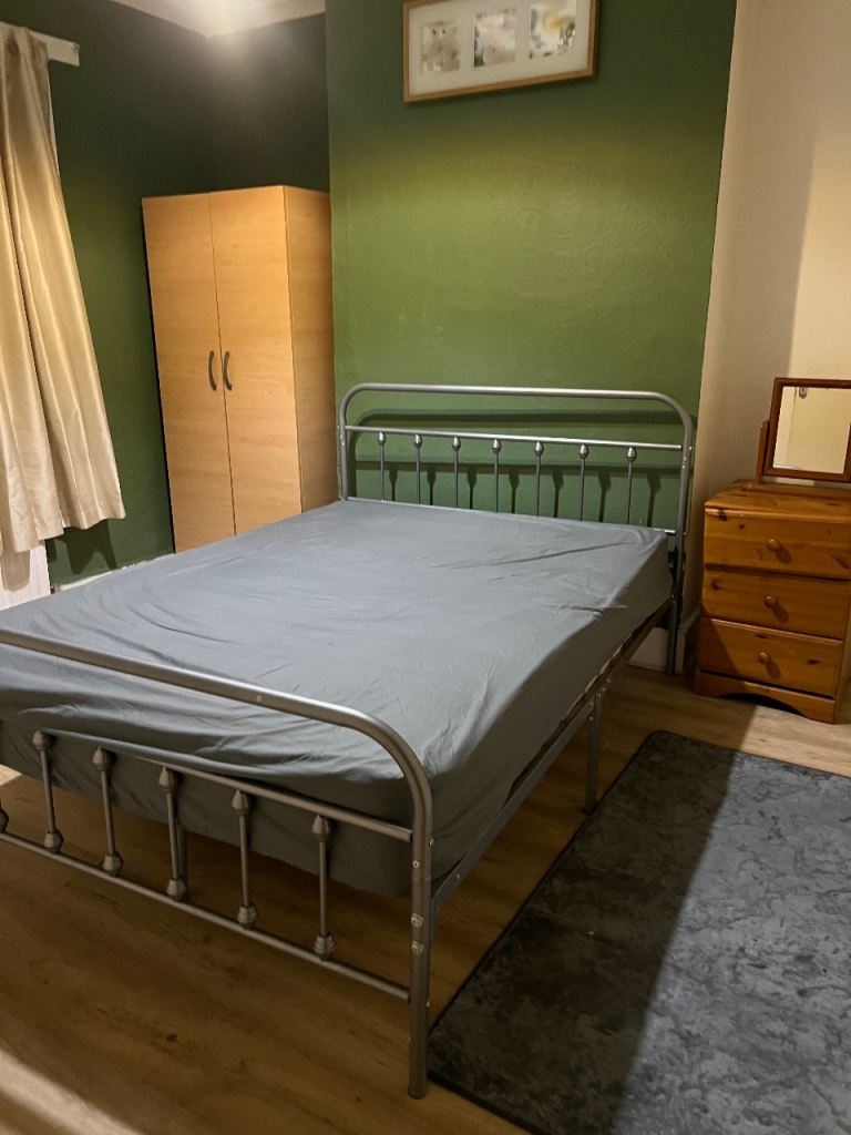 Double room for rent in seven kings 
