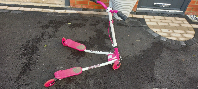 Girls pink wiggle scooter 