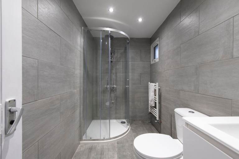 Comfort Meets Style, 4-Bedroom Home with All Essentials, Tottenham, Free Parking, Sleeps 12!