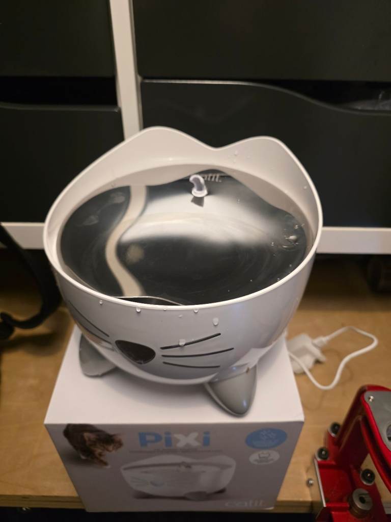 Cat fountain water bowl 