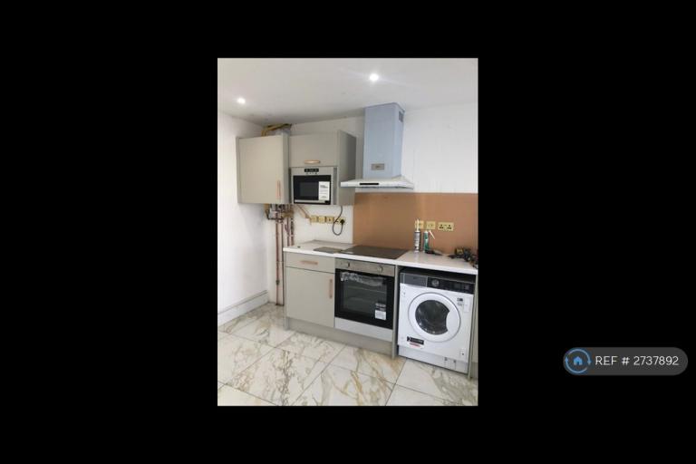 1 bedroom flat in Ilford, Redbridge, IG1 (1 bed) (#2737892)