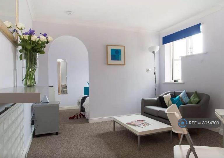 1 bedroom flat in Transom Close, London, SE16 (1 bed) (#3054703)