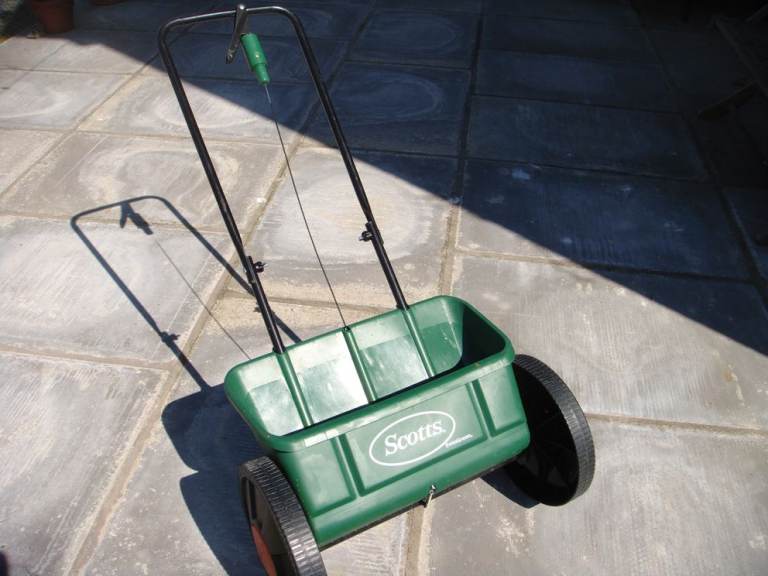 Scott Quality Garden Lawn Seed Spreader Feed and Fertiliser Drop Spreader