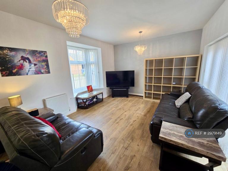 4 bedroom house in Sutton Avenue, Newcastle-Under-Lyme, ST5 (4 bed) (#2979149)