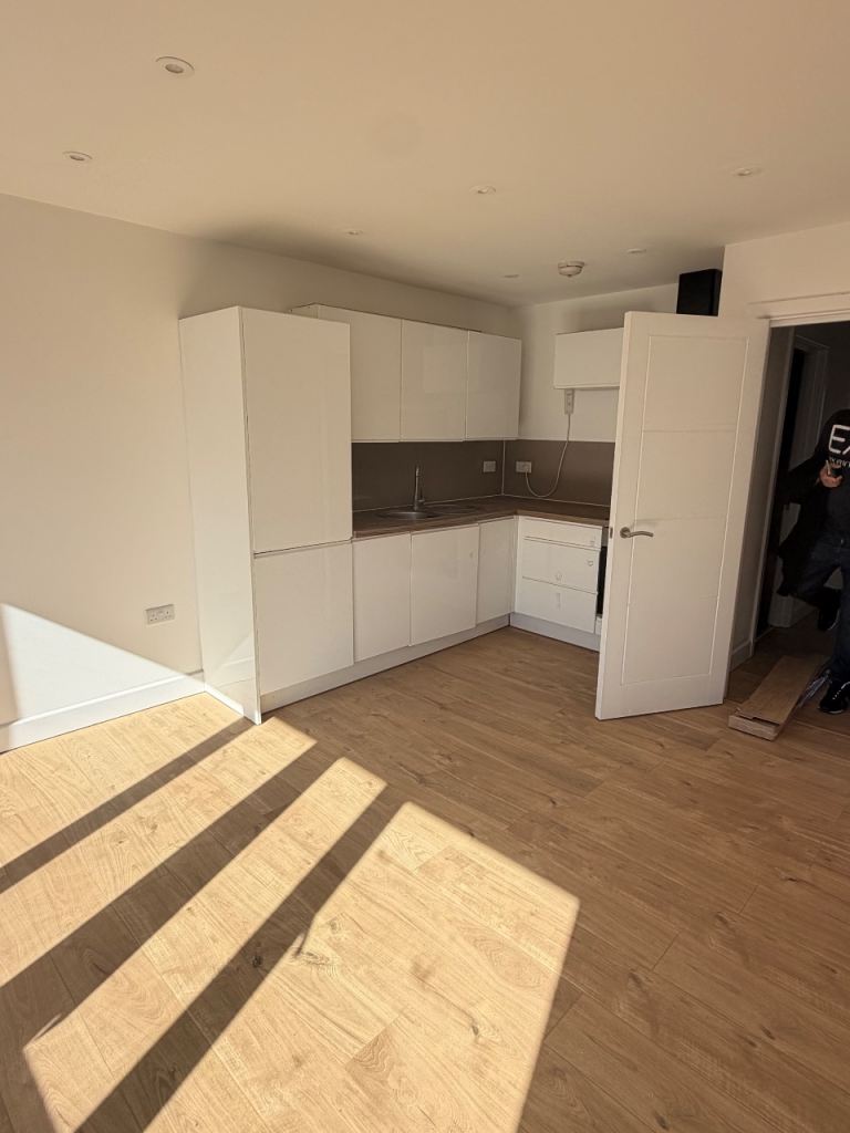 NEWLY RENOVATED 1 BEDROOM FLAT  SLOUGH. TOWN CENTRE  WITH PARKING & LIFT 