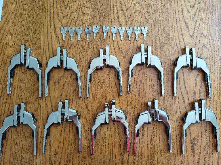 Joblot of Qty 20 Upvc Window Handles, Used, 11 Keys, Clearance