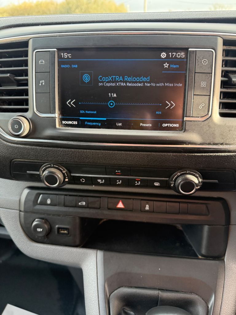 17 PEUGEOT EXPERT PRO 1,6hdi 6speed Van FSH Dispatch transit