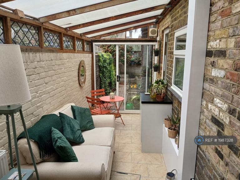 1 bedroom flat in Railmans Rest, Faversham, ME13 (1 bed) (#1987328)