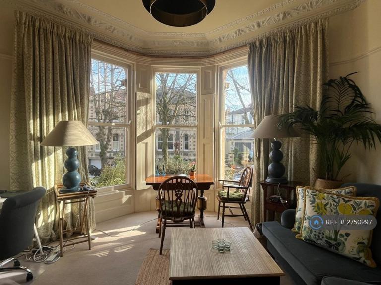 2 bedroom flat in Hanbury Road, Bristol, BS8 (2 bed) (#2750297)