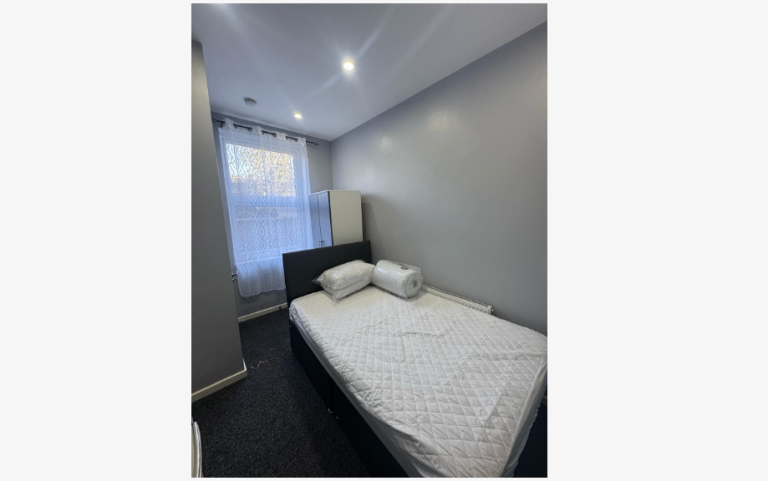 Double Room with En Suite Toilet - Coventry City Centre