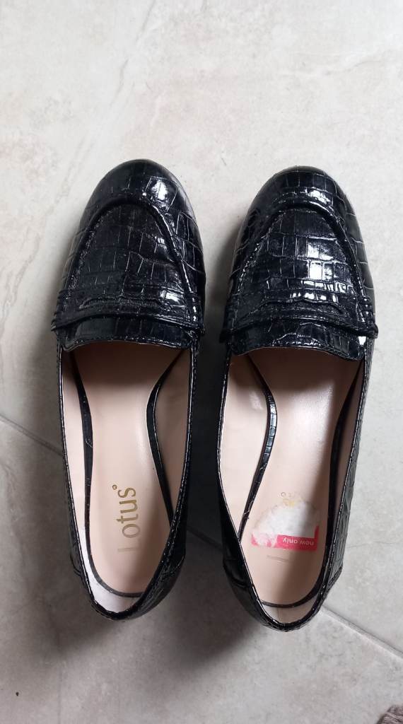 Size 5.5 Lotus Black Patent Slip-on Shoes. 