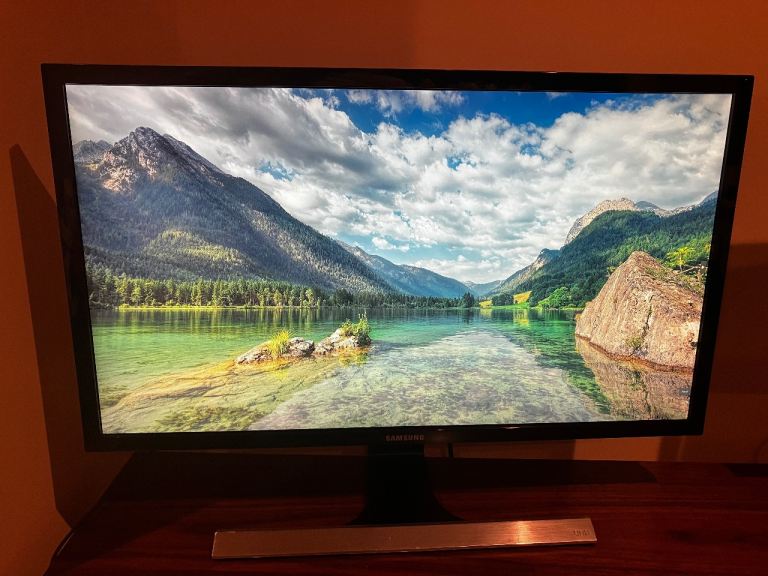 Samsung 4K UHD 28” with HDMI cable