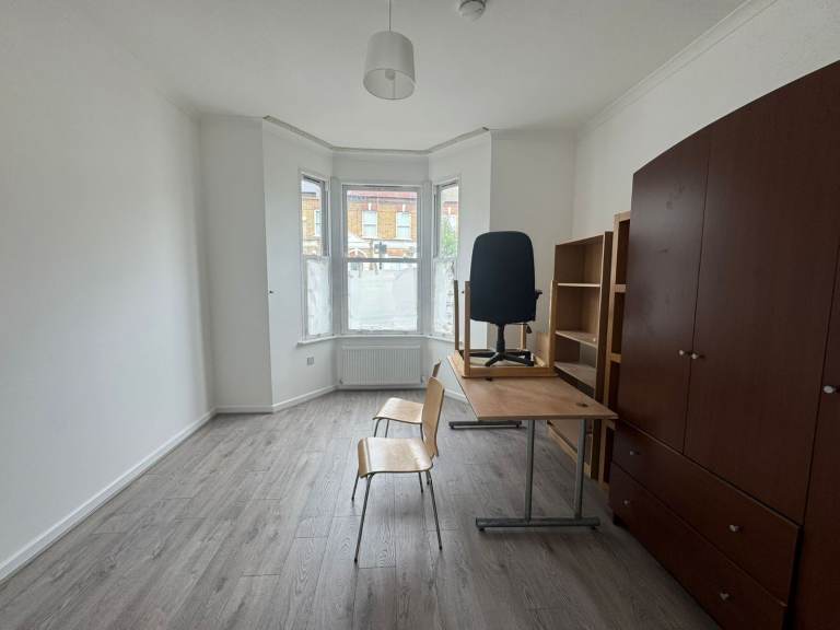 Studio Flat To Let near Wood Green Station