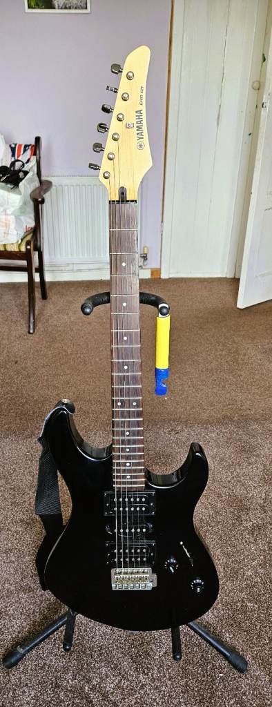 Black YAMAHA ERG121 ELECTRIC GUITAR