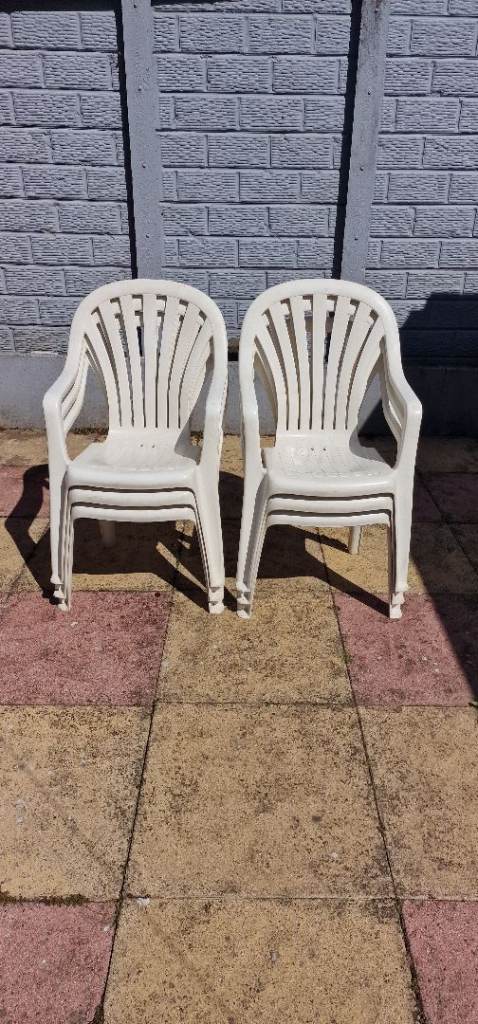 5 x White Plastic Garden Chairs – Good Condition