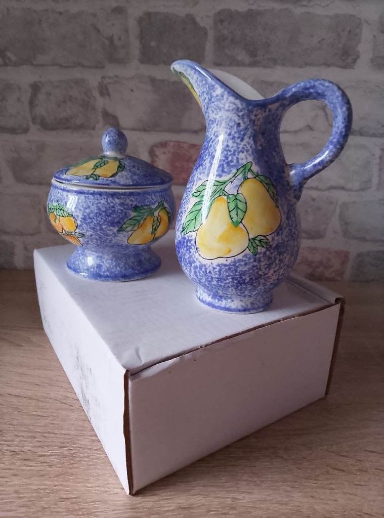 Milk jug and sugar bowl 