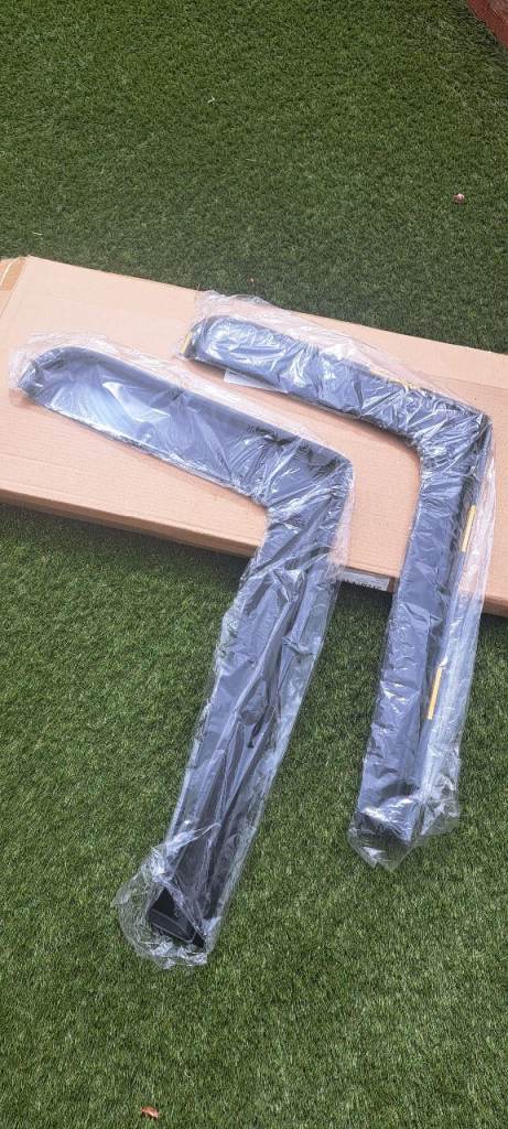 Window wind deflectors 