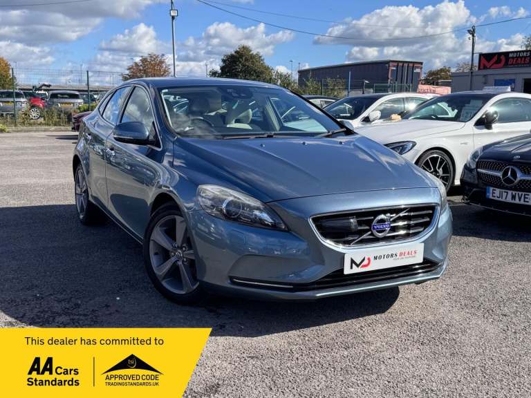 2025 Volvo V40 1.6 T4 SE Hatchback 5dr Petrol Powershift Euro 5 (s/s) (180 ps) PETROL Automatic