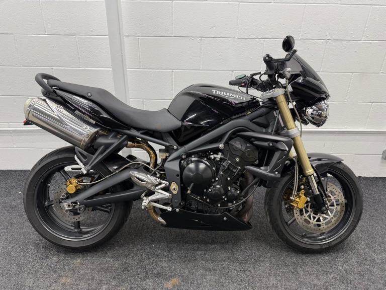 TRIUMPH STREET TRIPLE 675 ** Lovely Condition, Service History - Warranty **
