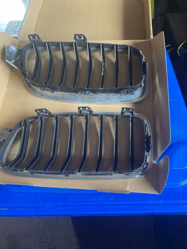 Genuine pair of BMW 3 series f30 kidney grills